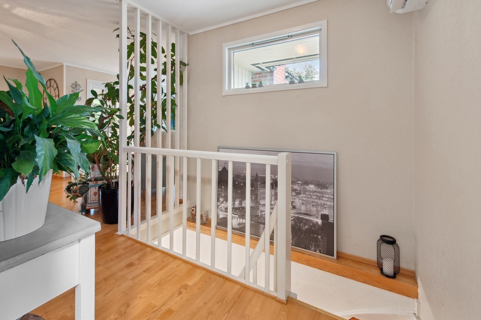 Parkettgulv og lyse vegger er gjennomgående i boligen. Galleribilde