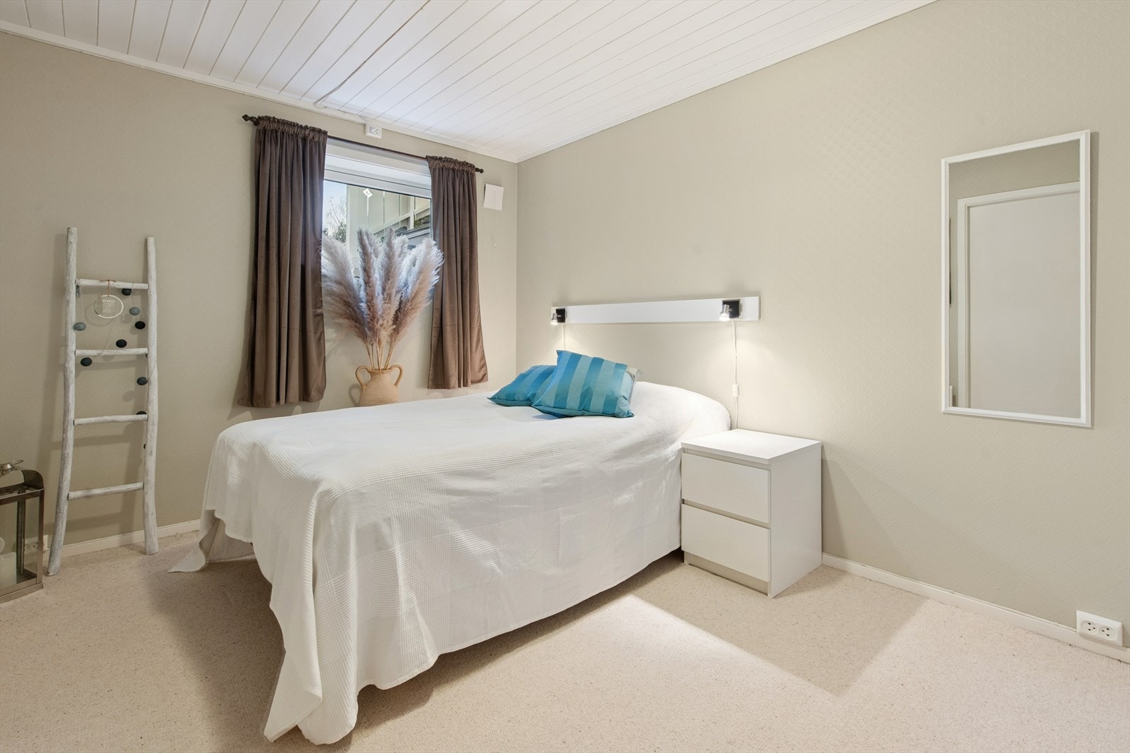 Soverom i underetasjen med god plass til dobbeltseng og garderobe. Galleribilde