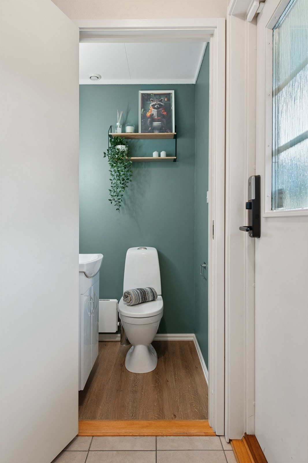 Toalettrommet har laminatgulv og mekanisk avtrekk gjennom takventil. Galleribilde