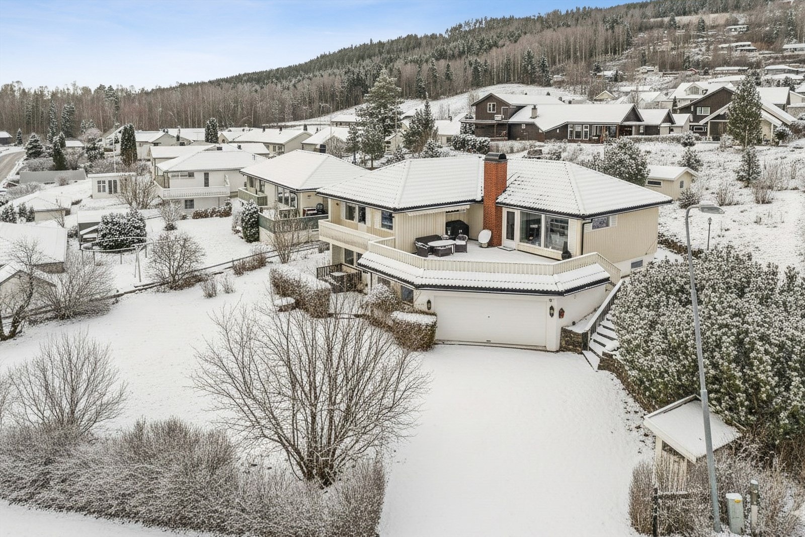 Her bor du med gangavstand til nærmeste barneskole og barnehage, samt ca. 8 min kjøring til ungdomsskolen i Romedal. Galleribilde