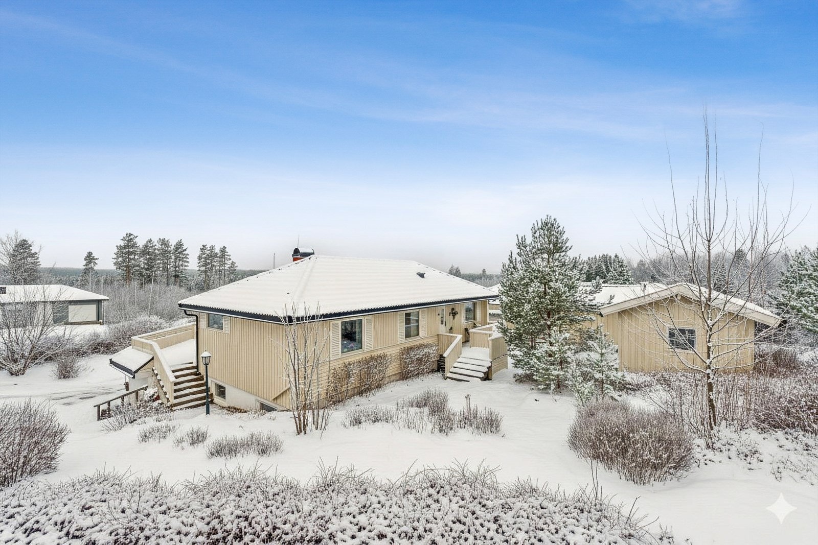 Huset har saltak med sperrekonstruksjon, og ytterveggen er kledd med tømmermannspanel og malt trevindu. Galleribilde