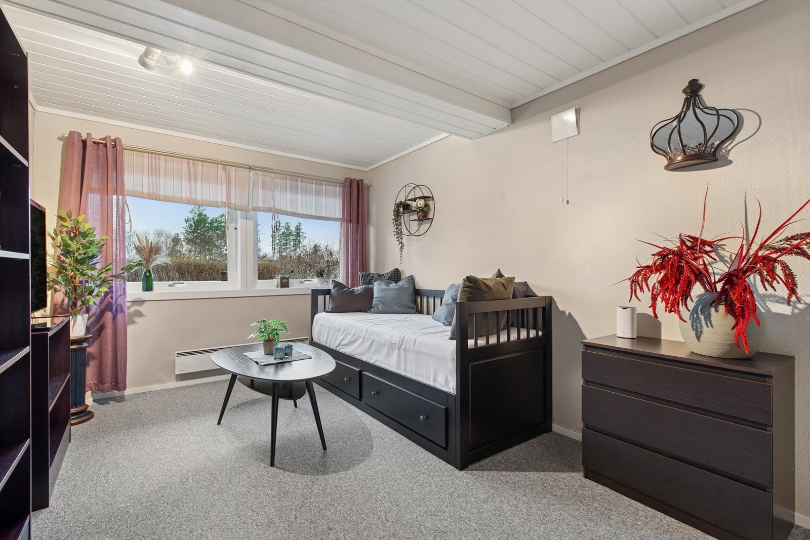 Det ene soverommet er i dag innredet og benyttet som en ekstra stue. Galleribilde