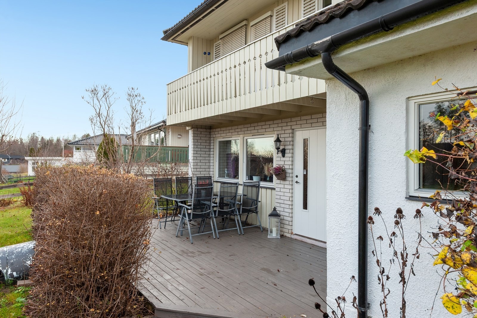 Inngangspartiet har malte terrassebord og beiset rekkverk, med en areal på ca. 8 m2. Galleribilde