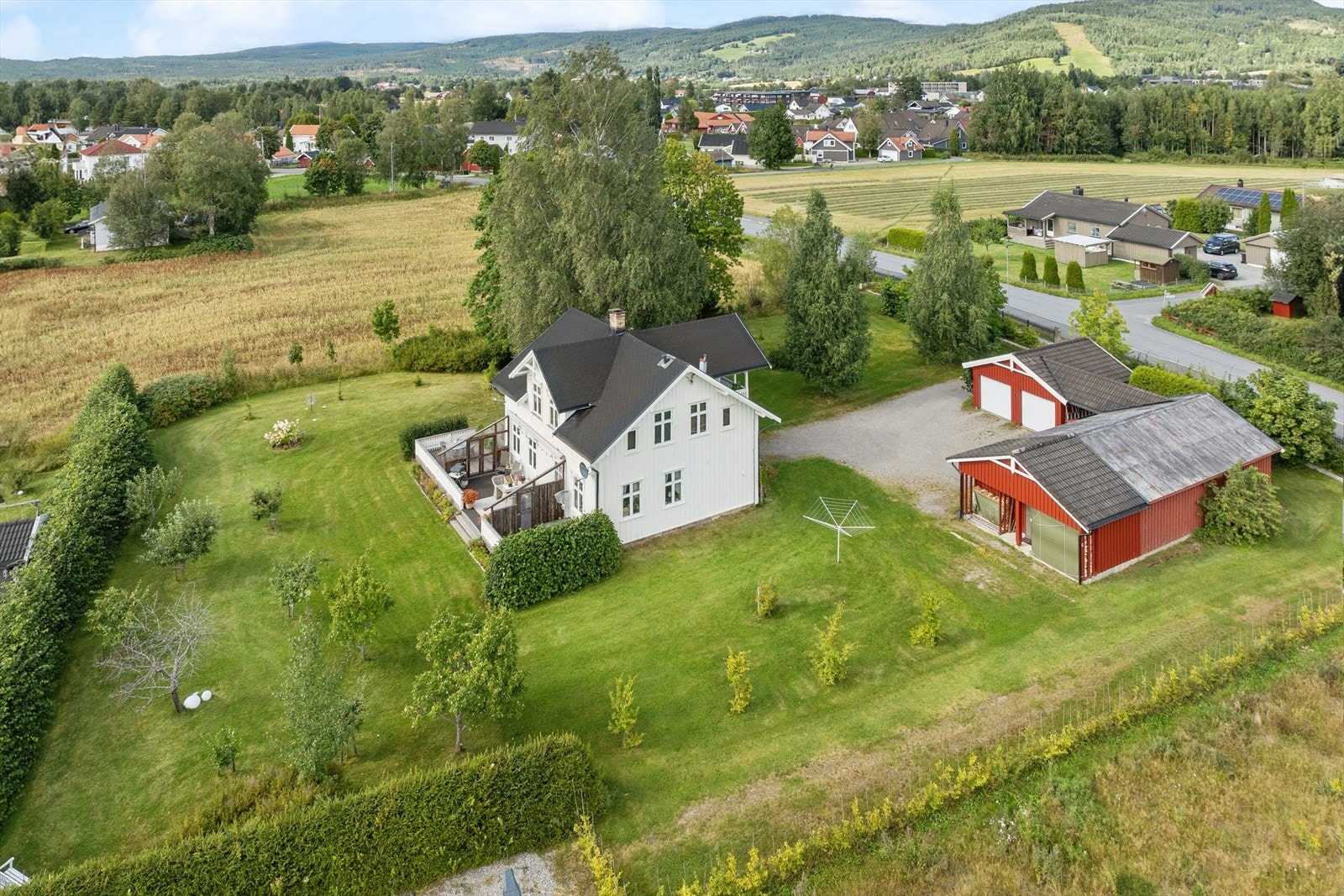 Eiendommen ligger i et landlig og barnevennlig boområde i Maura, i Nannestad kommune. Galleribilde