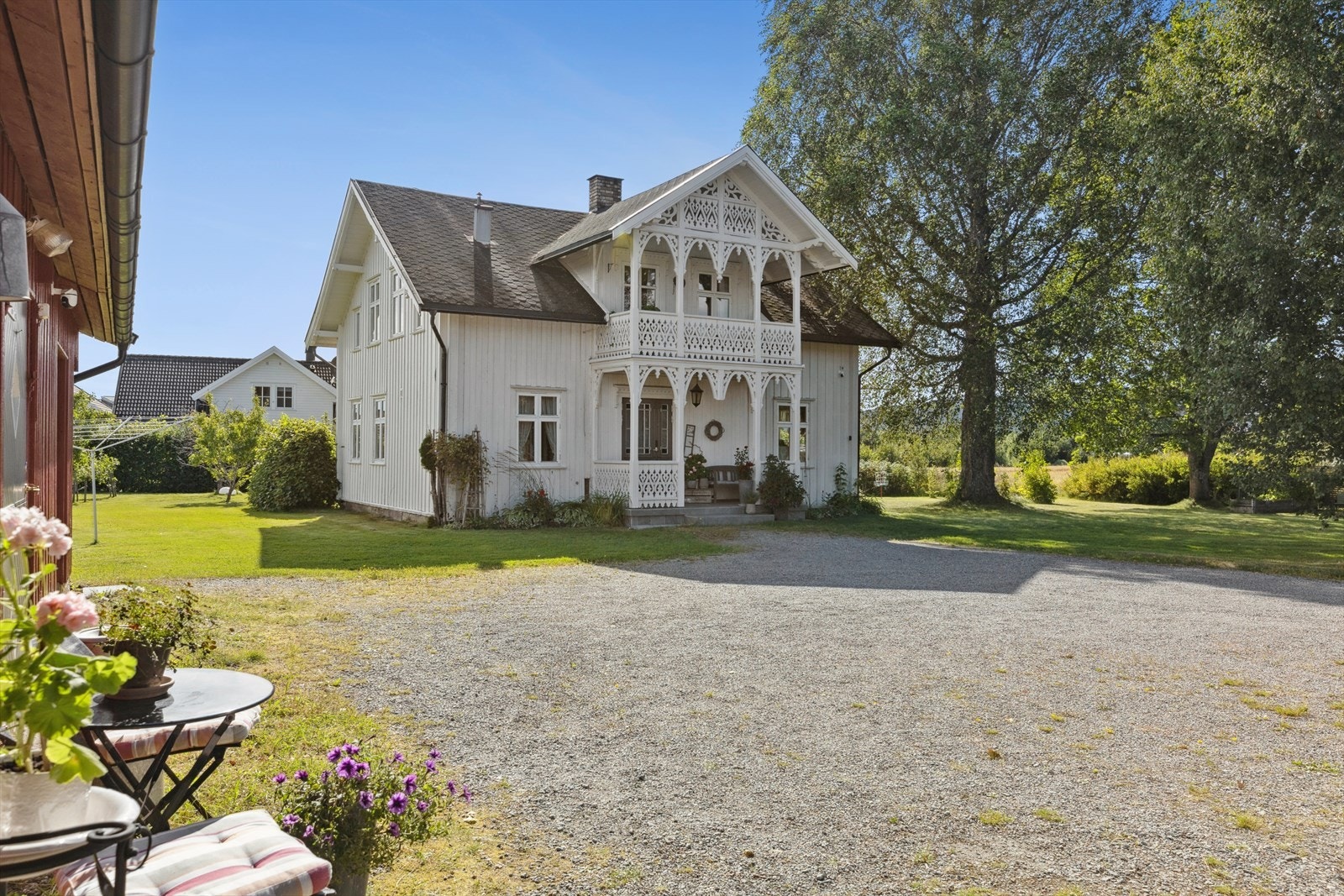 Boligen fremstår som sjarmerende og personlig, med en kombinasjon av eldre kvaliteter og flere oppgraderte elementer. Galleribilde