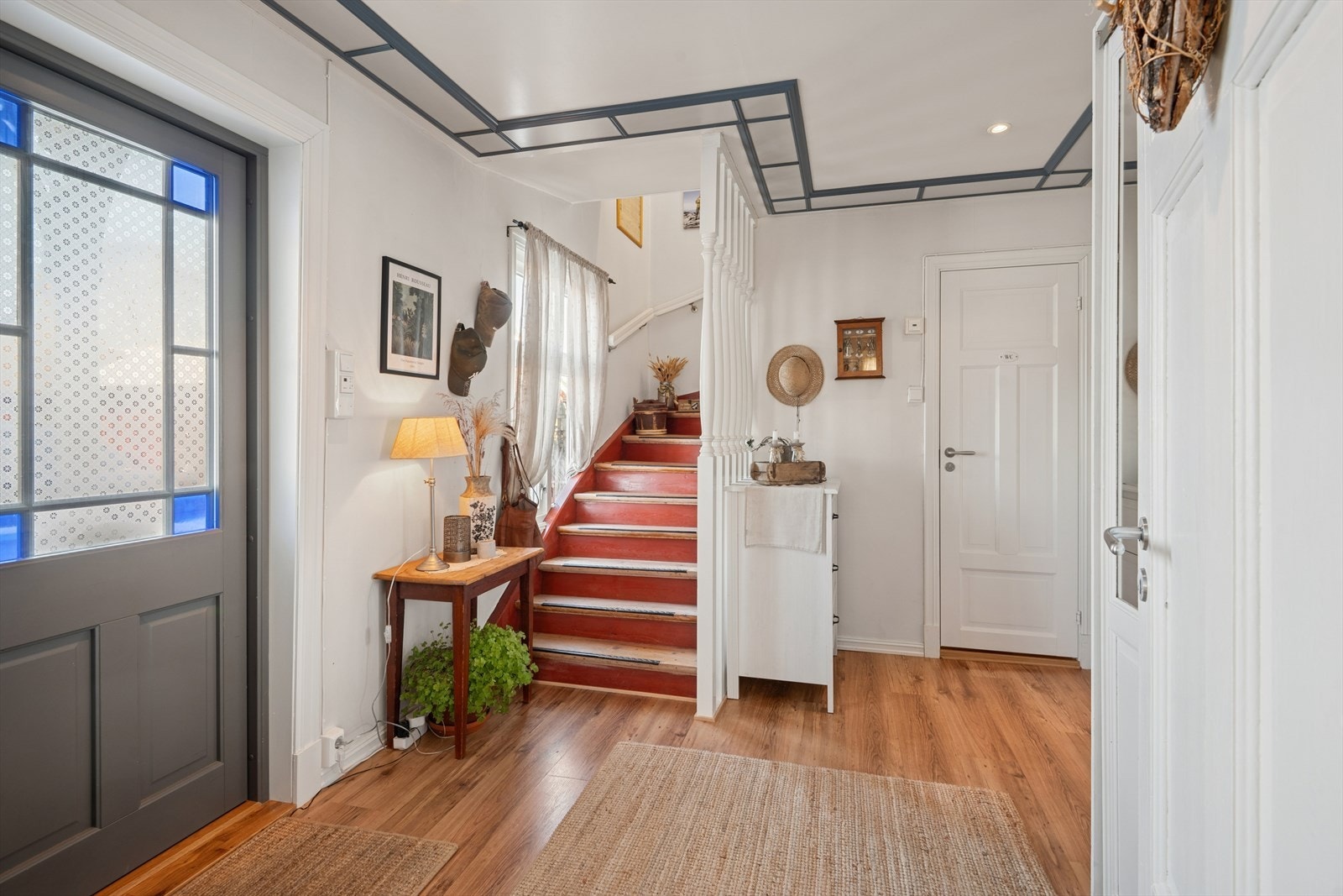 Romslig hall ønsker deg varmt velkommen inn i boligens 1. etasje. Galleribilde