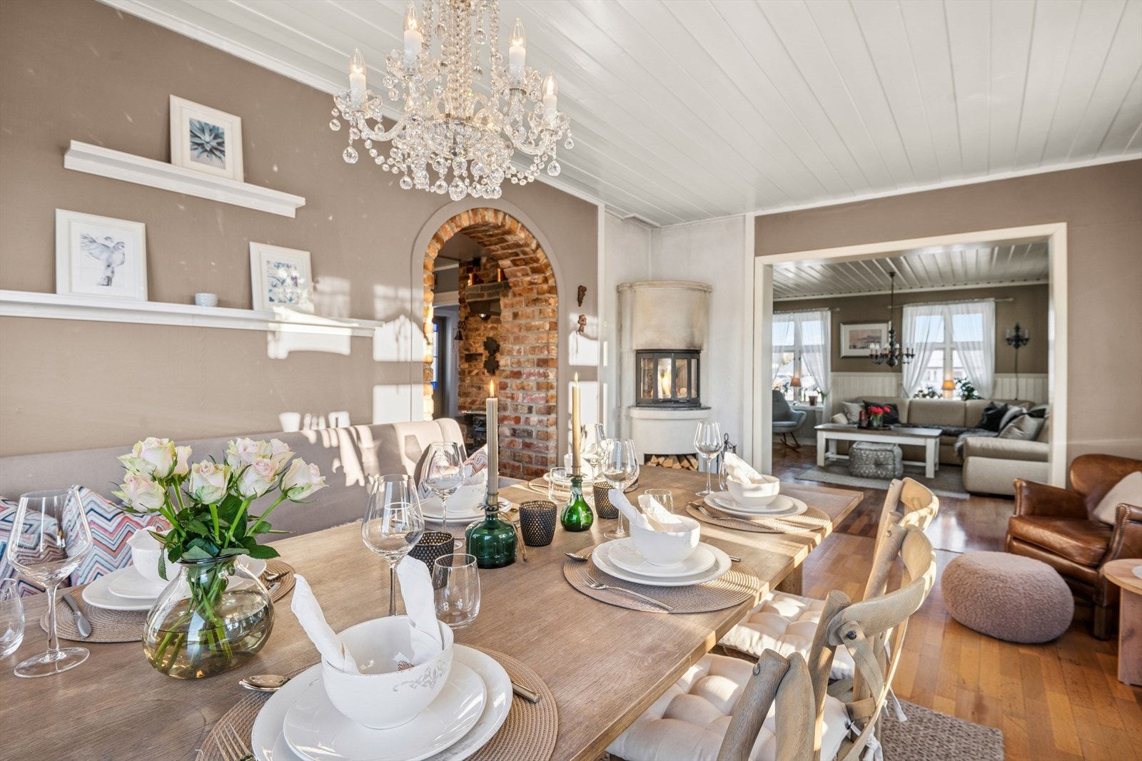 I rommet er det også gode muligheter for å innrede etter eget ønske med plass til både sofa og spiseplass. Galleribilde