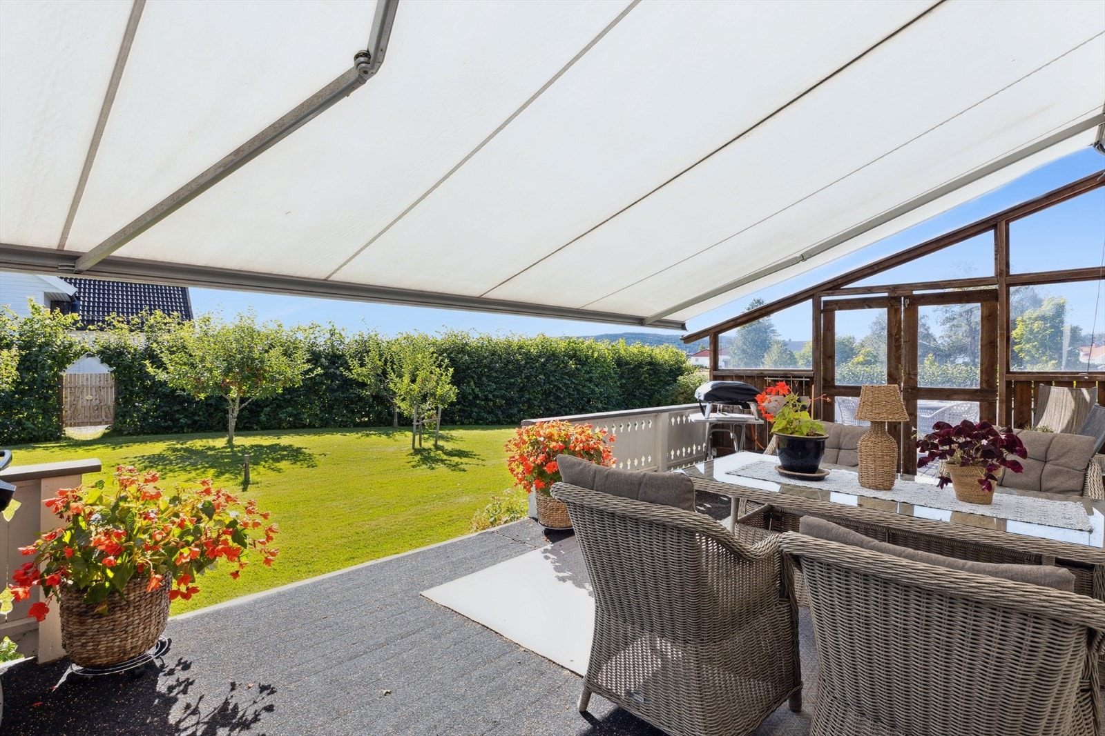Terrasse på Ca. 49 m2 med utgang fra stue i 1. etasje. Tilkoplet markise i 2013. Galleribilde