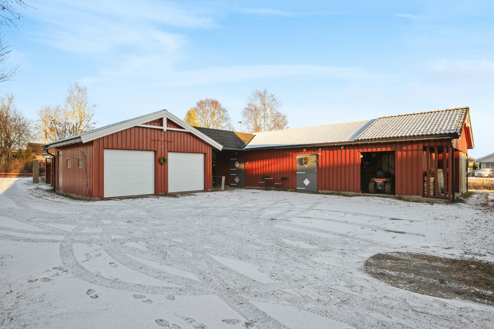 I tillegg til bolig finnes det garasje med elektrisk portåpnere, samt uthus med verksted og flere bod-rom. Galleribilde
