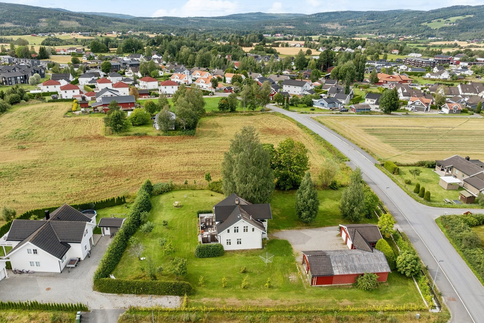 Området byr på flotte turmuligheter og enkel tilgang til offentlig transport, med Dal stasjon kun 11 minutter unna i bil. Her kan du nyte en harmonisk atmosfære med nærhet til naturen og samtidig ha alle nødvendige servicetilbud innen rekkevidde. Galleribilde
