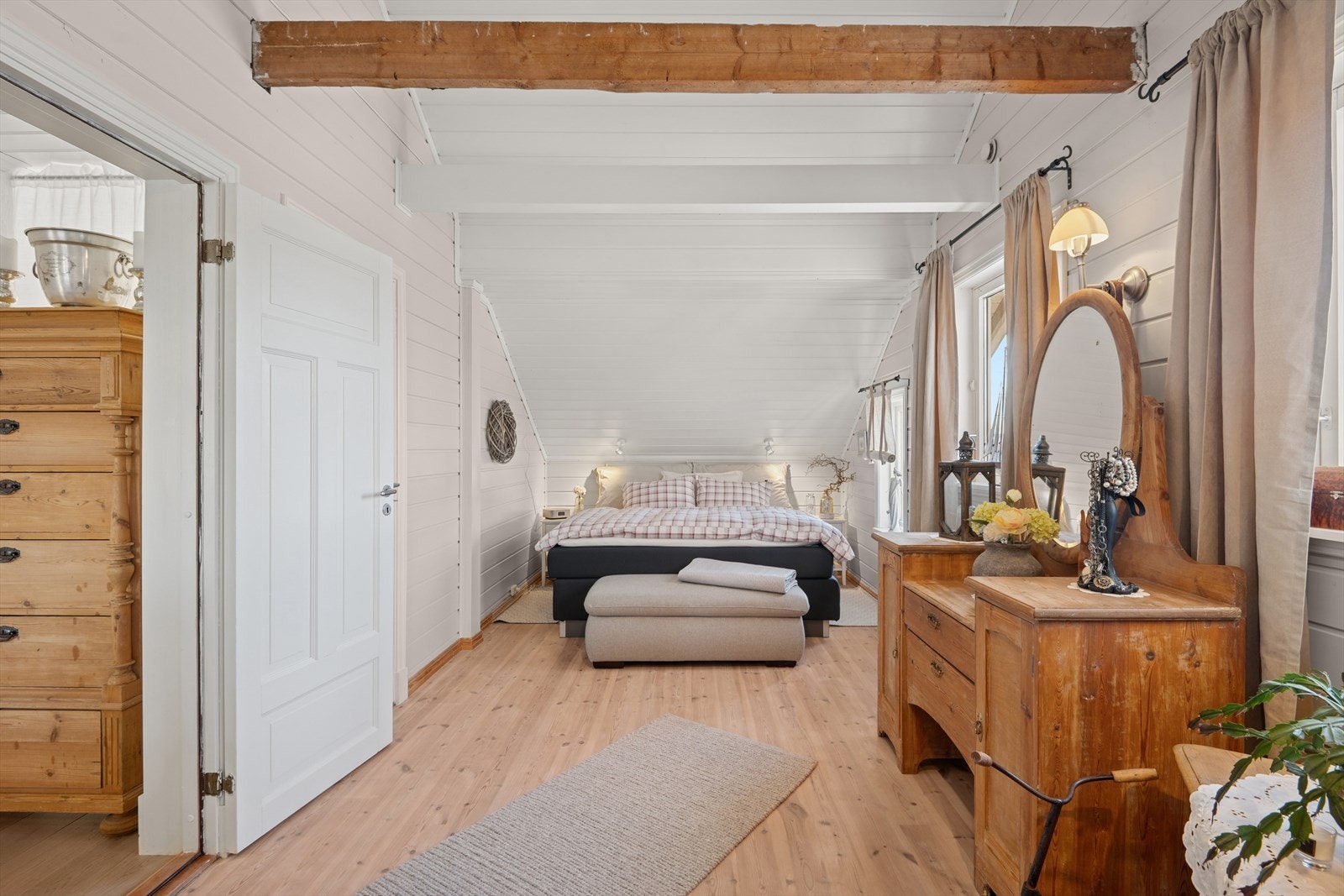 Boligen har totalt to soverom i 2. etasje, begge av god størrelse. Galleribilde