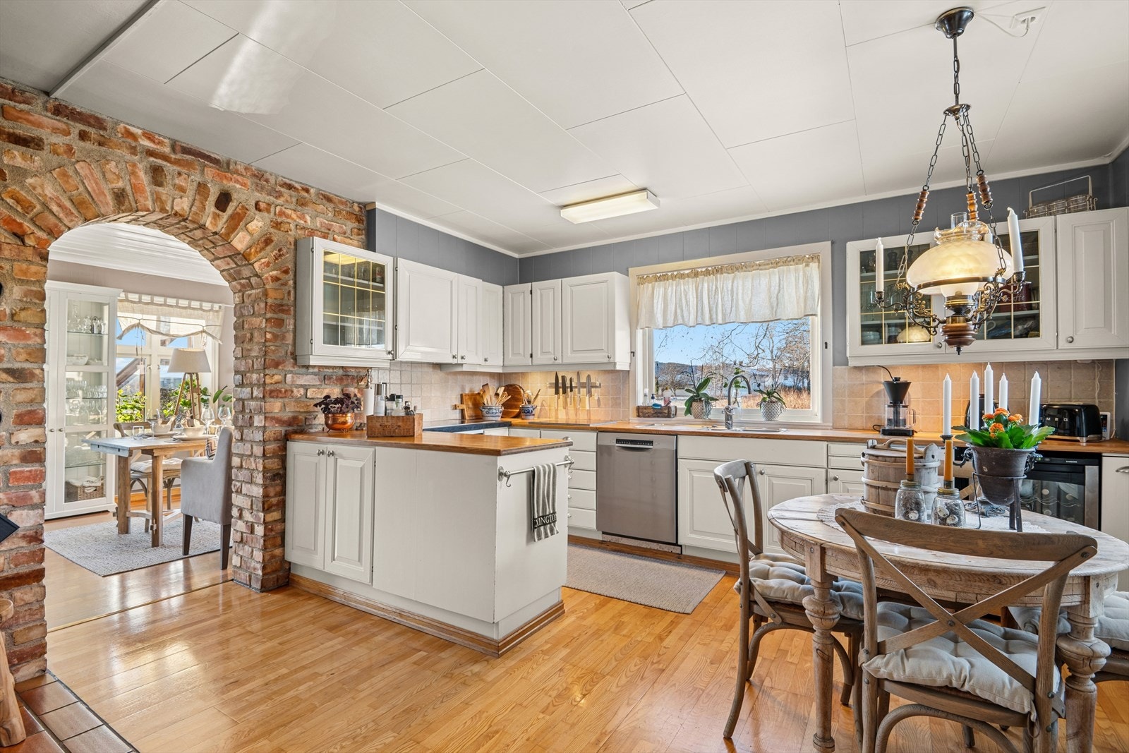 Kjøkkenet ligger godt plassert i boligens 1. etasje og med tilgang fra spisestue. Galleribilde