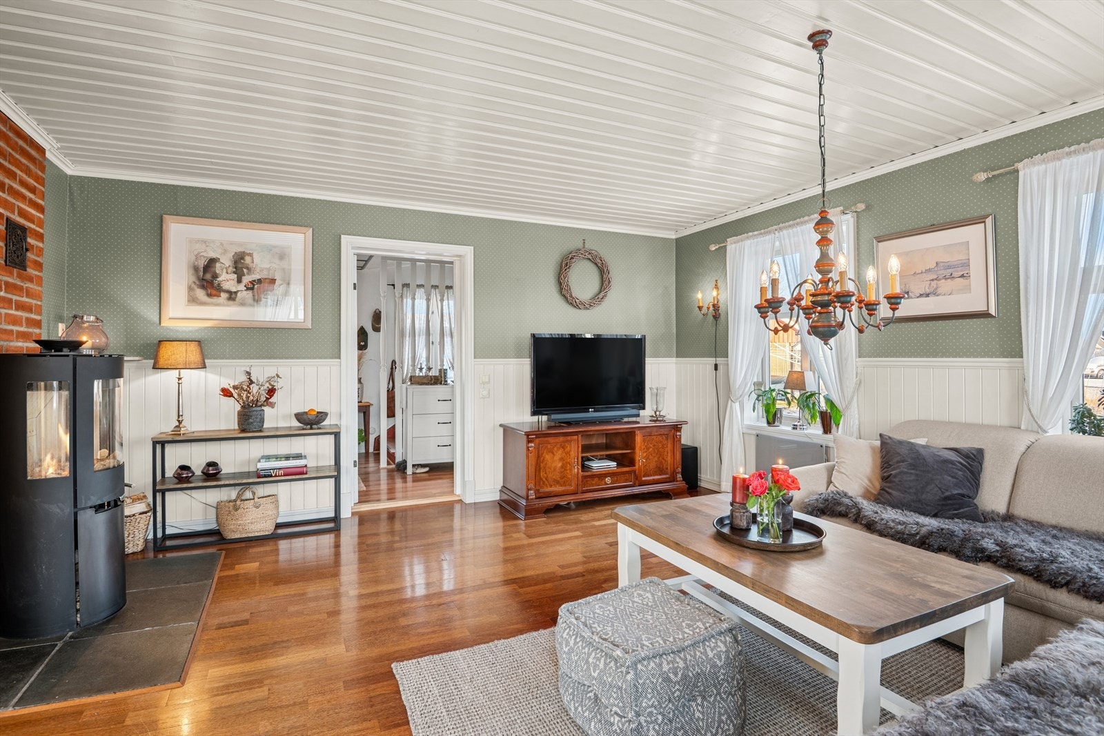 Lys og romslig stue beliggende i boligens 1. etasje. Galleribilde