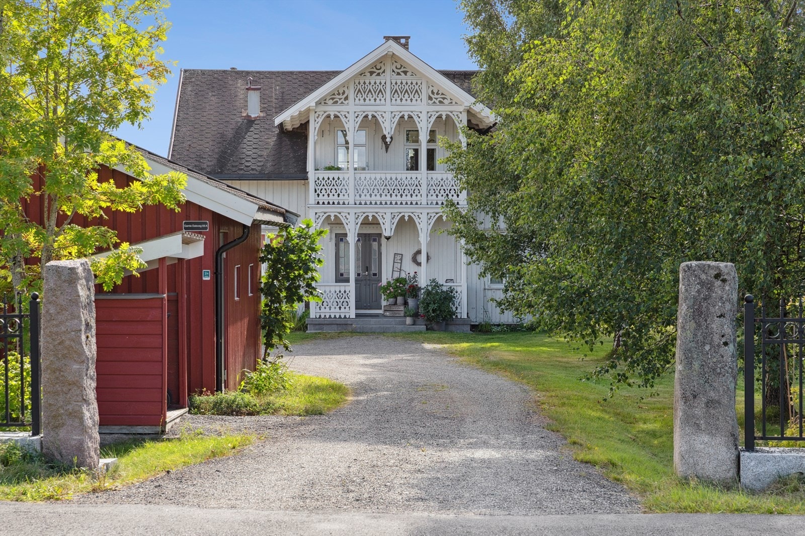 Eiendommen gir et solid førsteinntrykk med en velstelt tomt, gode parkeringsforhold og snøsmeltanlegg ved inngangspartiet - en praktisk løsning som gir komfort i vintermånedene. Galleribilde