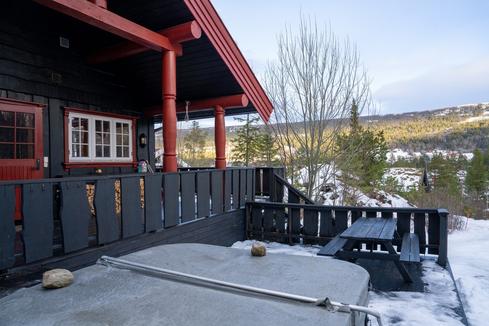 Utsikt mot dalen og Fjellsnaret fra uteplassen Galleribilde