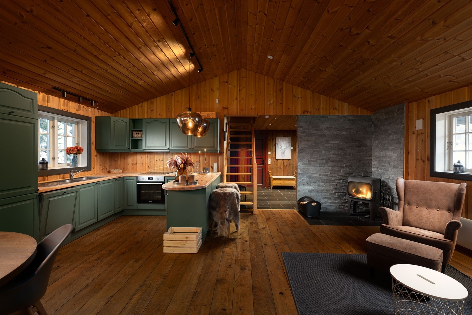 Stue, gang og trapp til hems Galleribilde