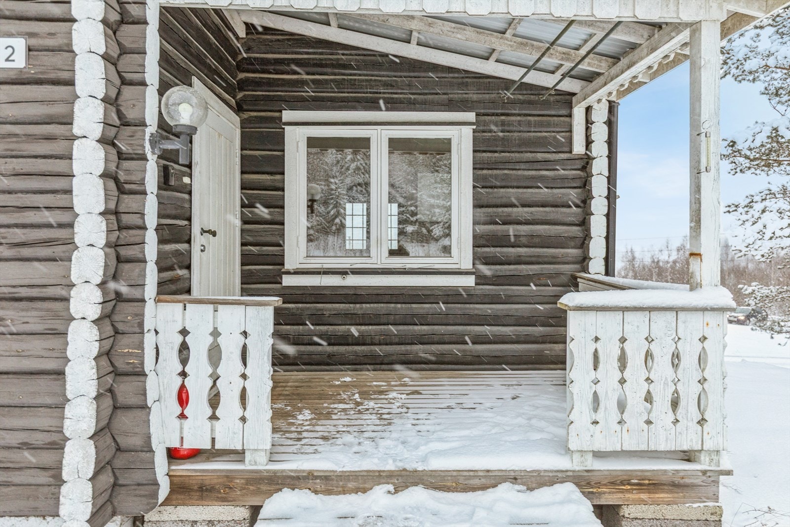 Ved inngangspartiet finner du en takoverbygget veranda på 5 m². Galleribilde