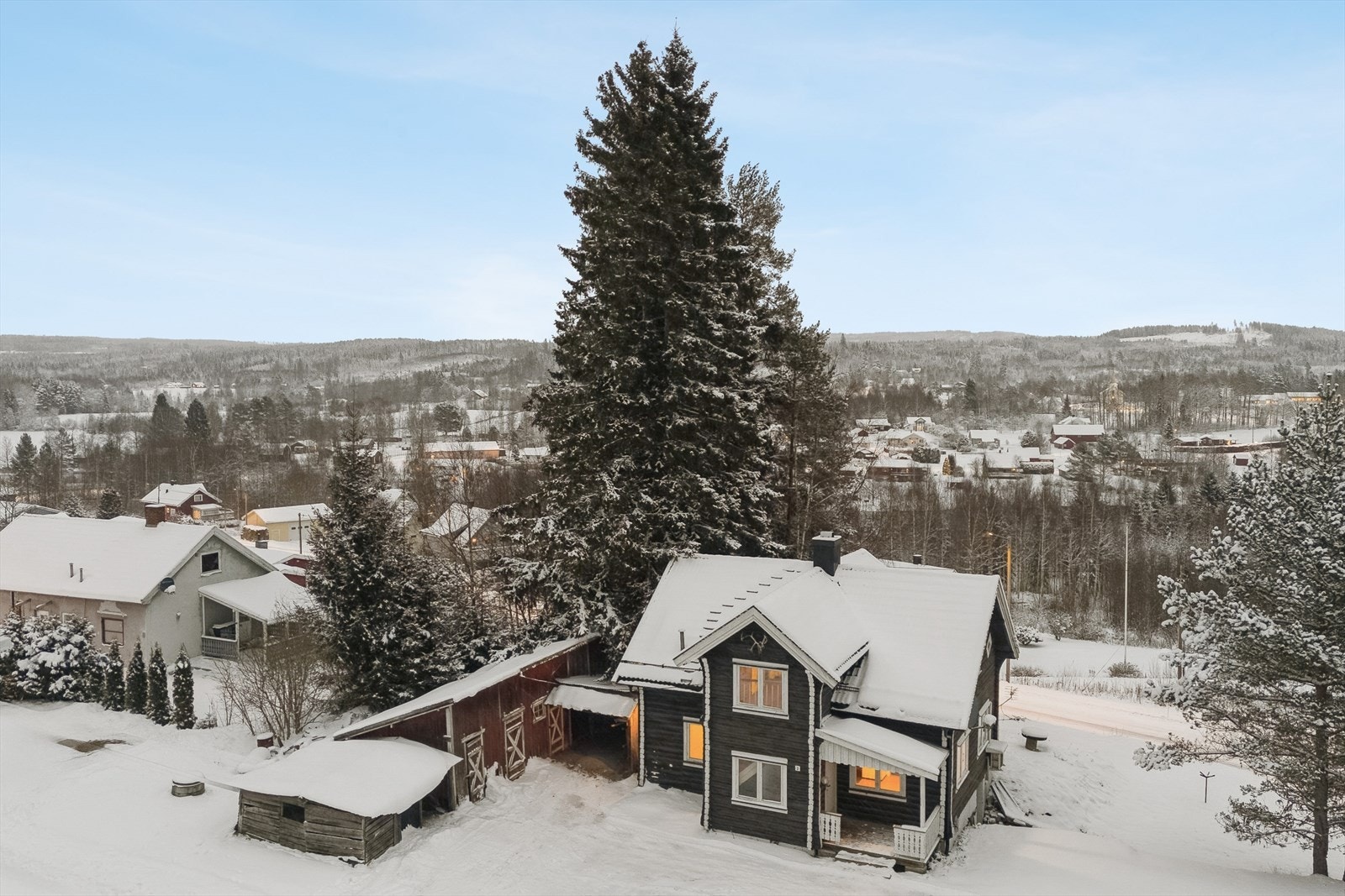 Eiendommen inkluderer et frittstående uthus på 30 m² med gode lagringsmuligheter. Galleribilde