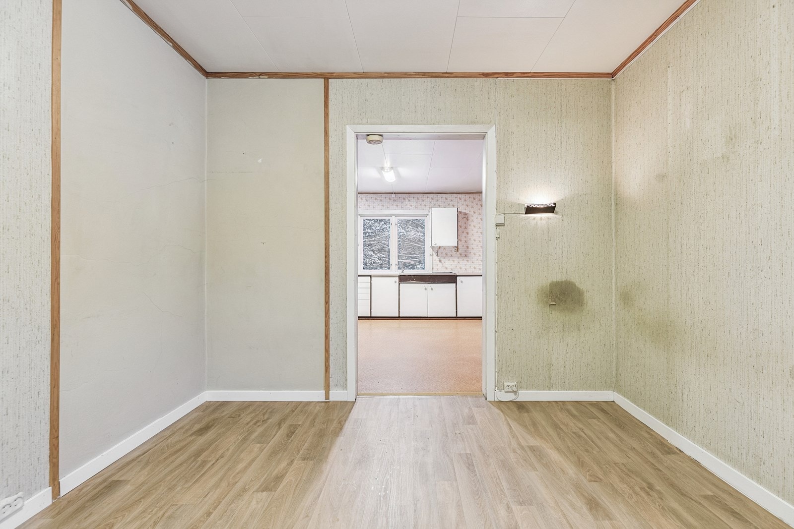 Første etasje inneholder ett soverom med enkel adkomst fra boligens øvrige rom. Galleribilde