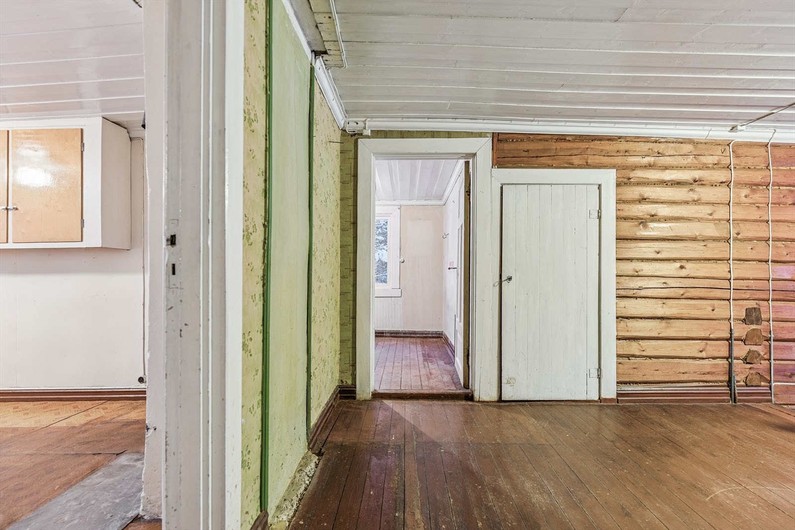 Velkommen inn! Boligens tømmervegger er synlige i flere rom og gir et autentisk preg. Galleribilde