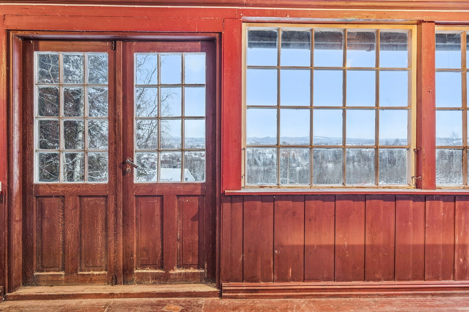 To-fløyet dør av tre leder ut fra den innebygde verandaen, som har strålende utsikt til det omkringliggende landskapet. Galleribilde