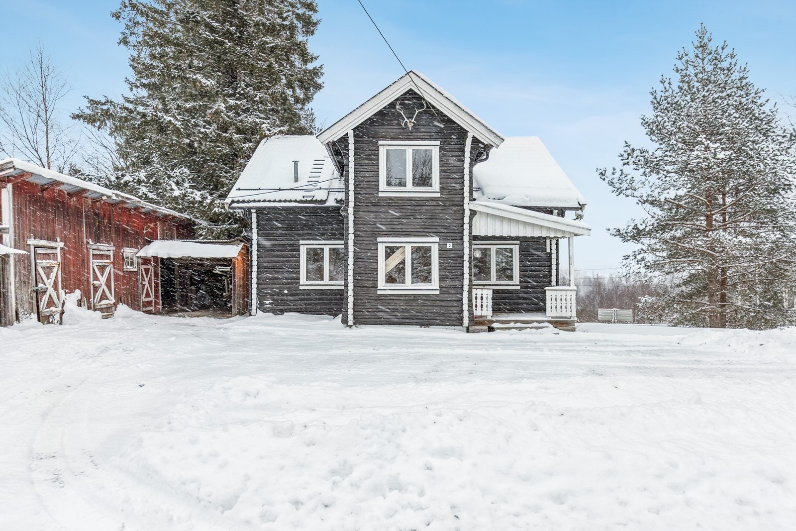 Det er varierende terrengforhold rundt boligen, med god plass på tomten. Galleribilde