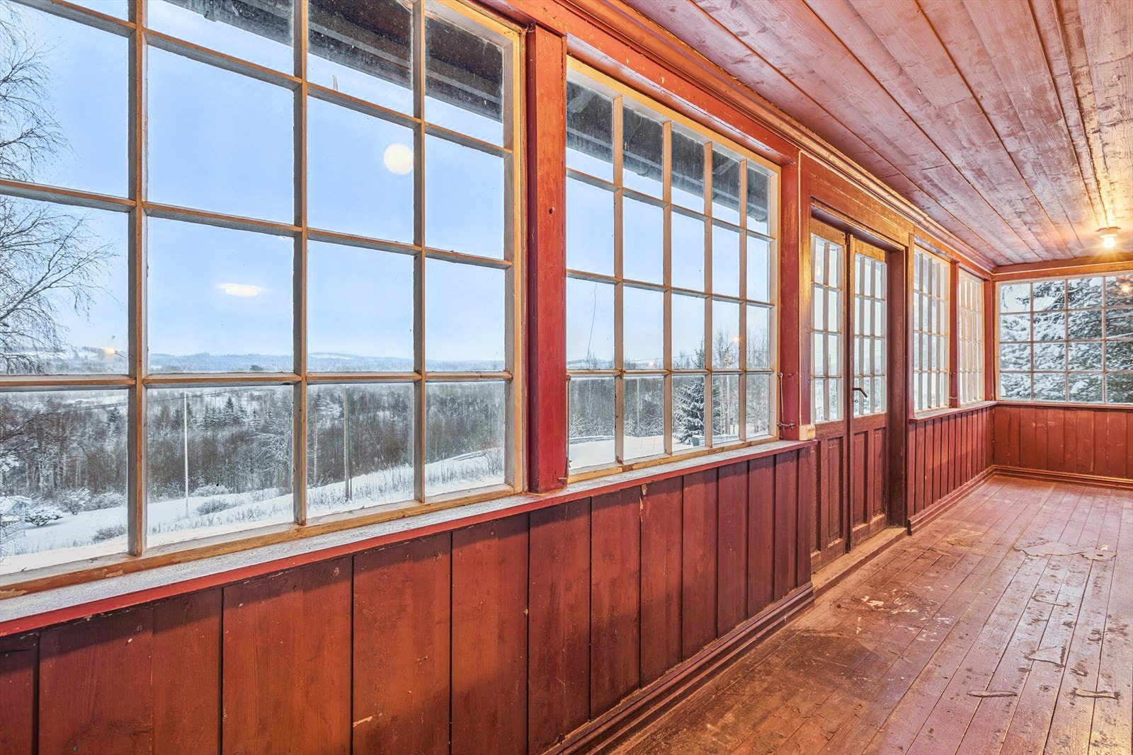 Den innebygde verandaen på 14 m² har store vindusflater og fungerer som et ekstra oppholdsrom i sommerhalvåret. Galleribilde