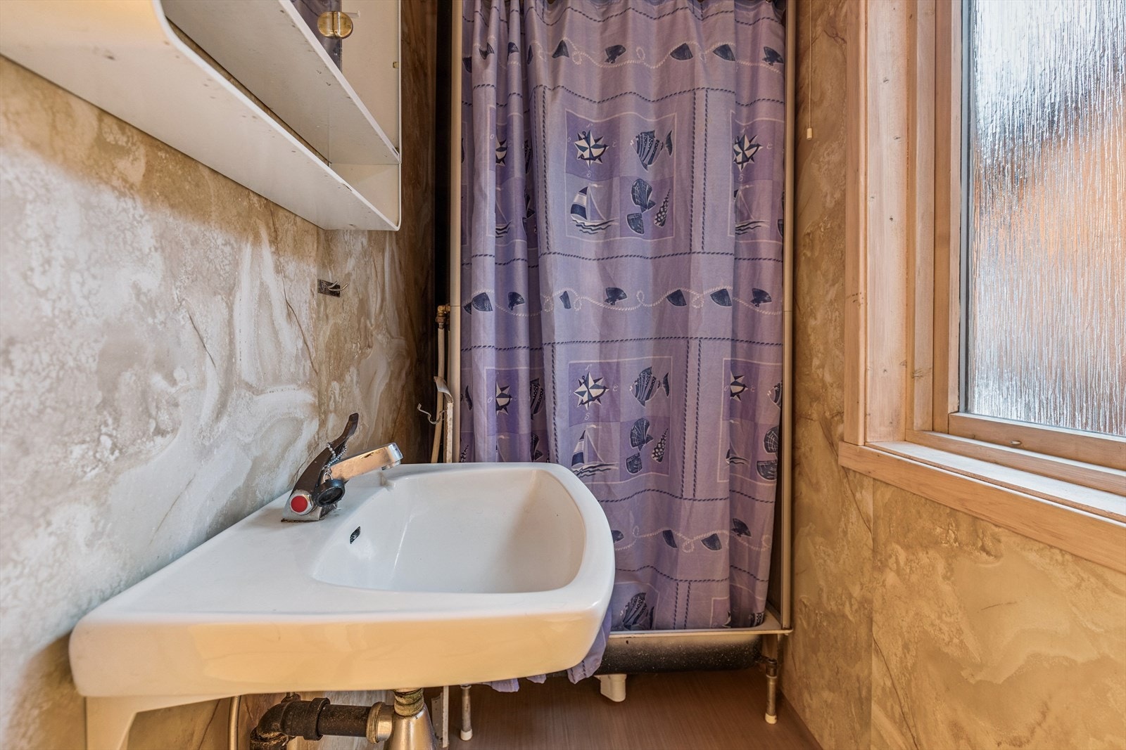 Badet i første etasje er innredet med servant og dusjkabinett. Oppgradering er nødvendig (TG3). Galleribilde