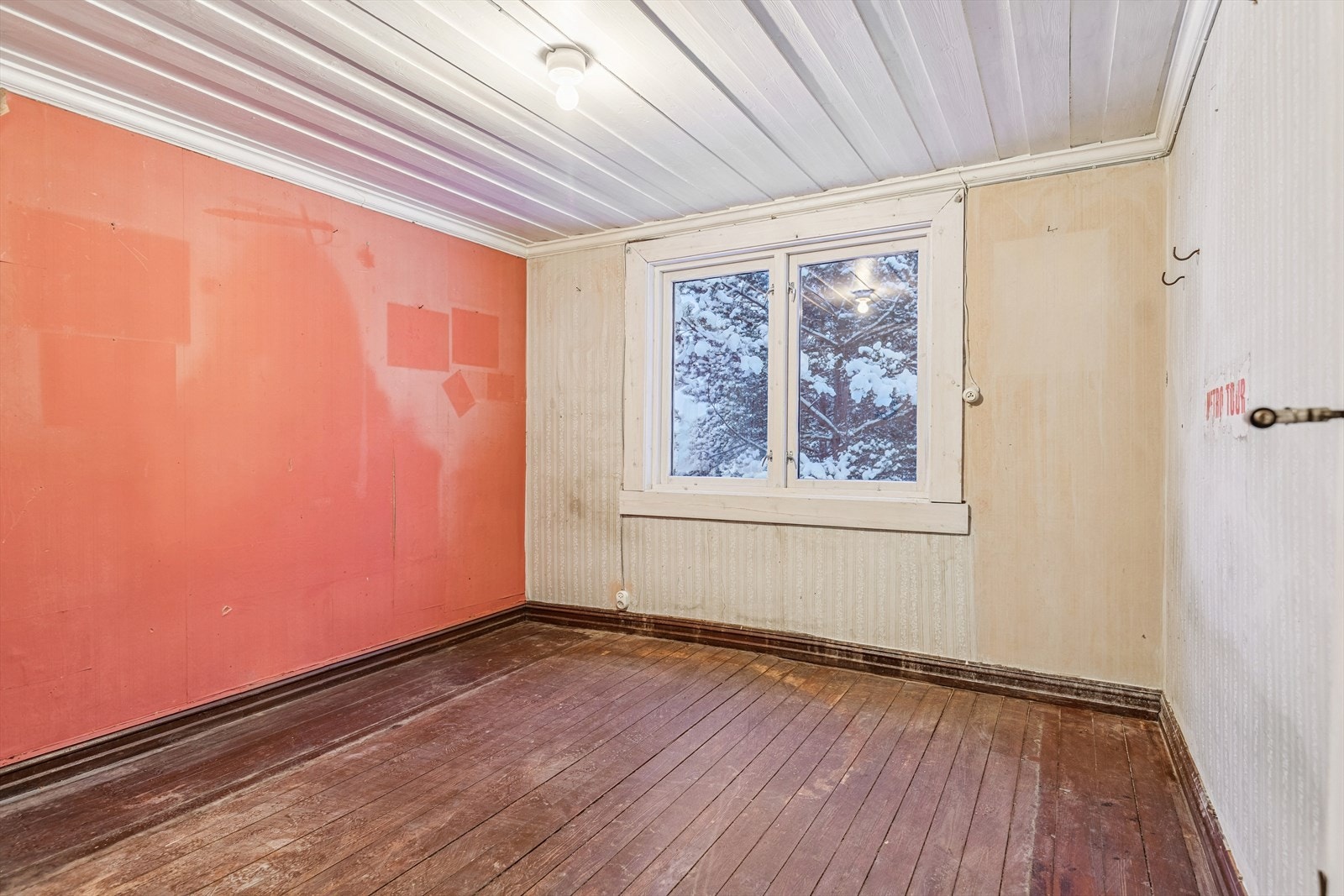 Vinduene i 2. etasje er hovedsakelig av tre med isolerglass fra 1980-tallet. Galleribilde