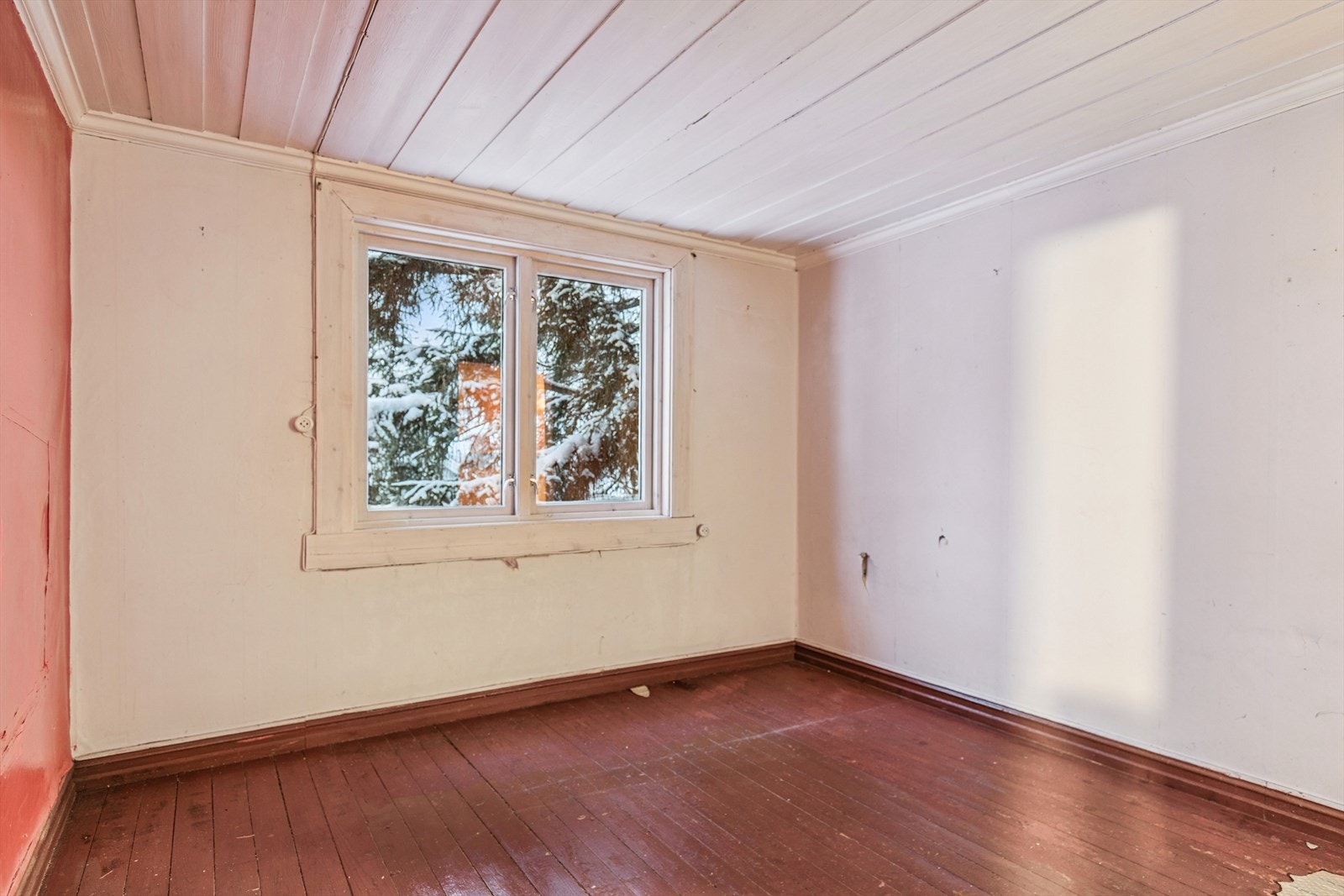 Det andre soverommet i etasjen har trepanel i himling og eldre tregulv. Galleribilde