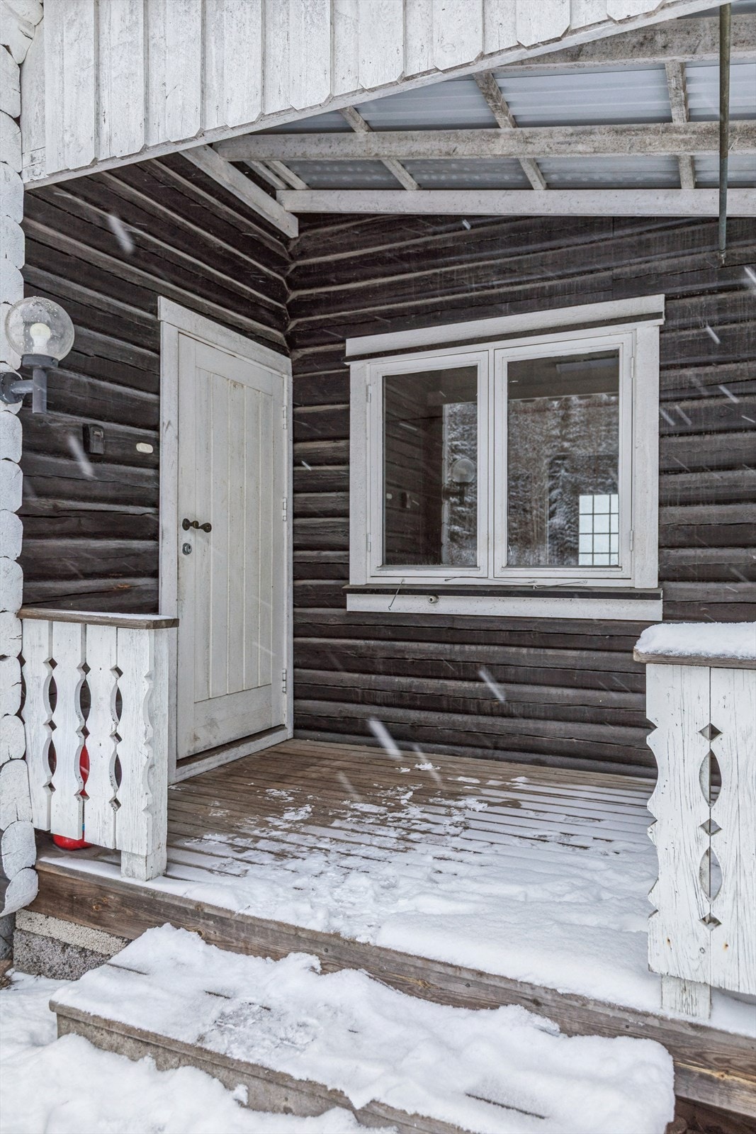 Entrédør av tre og utvendig trapp i trekonstruksjoner. Galleribilde