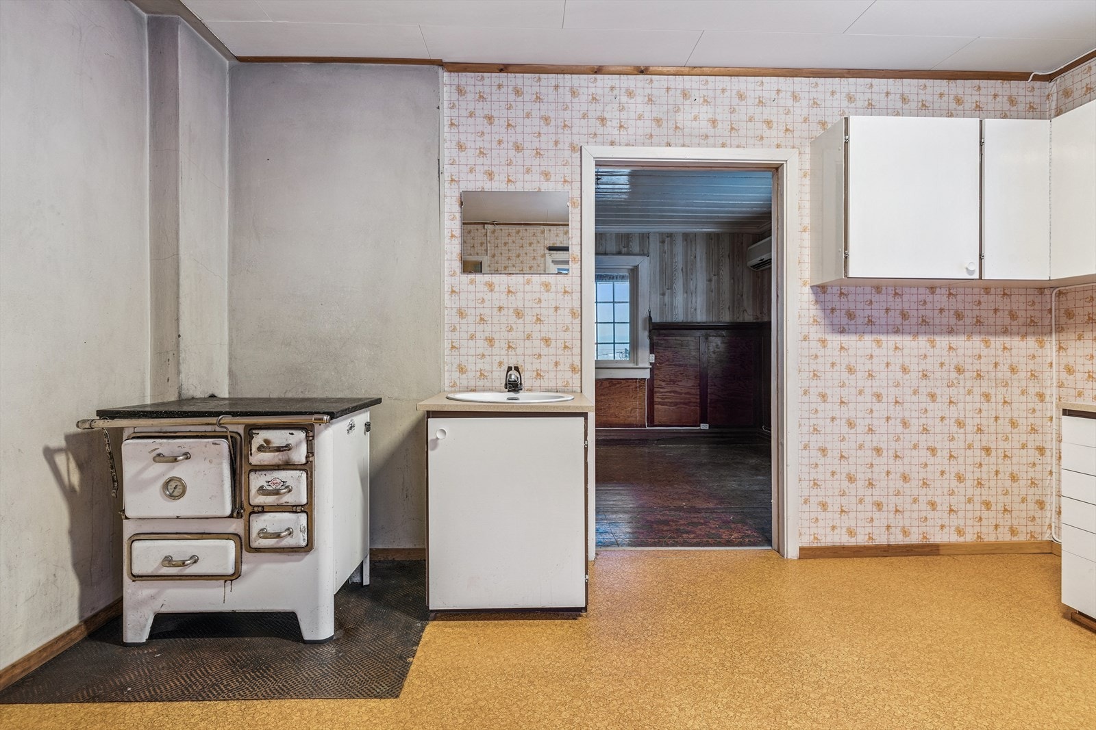 Rommet har god plass til supplerende innredning, og har stort potensial. Galleribilde