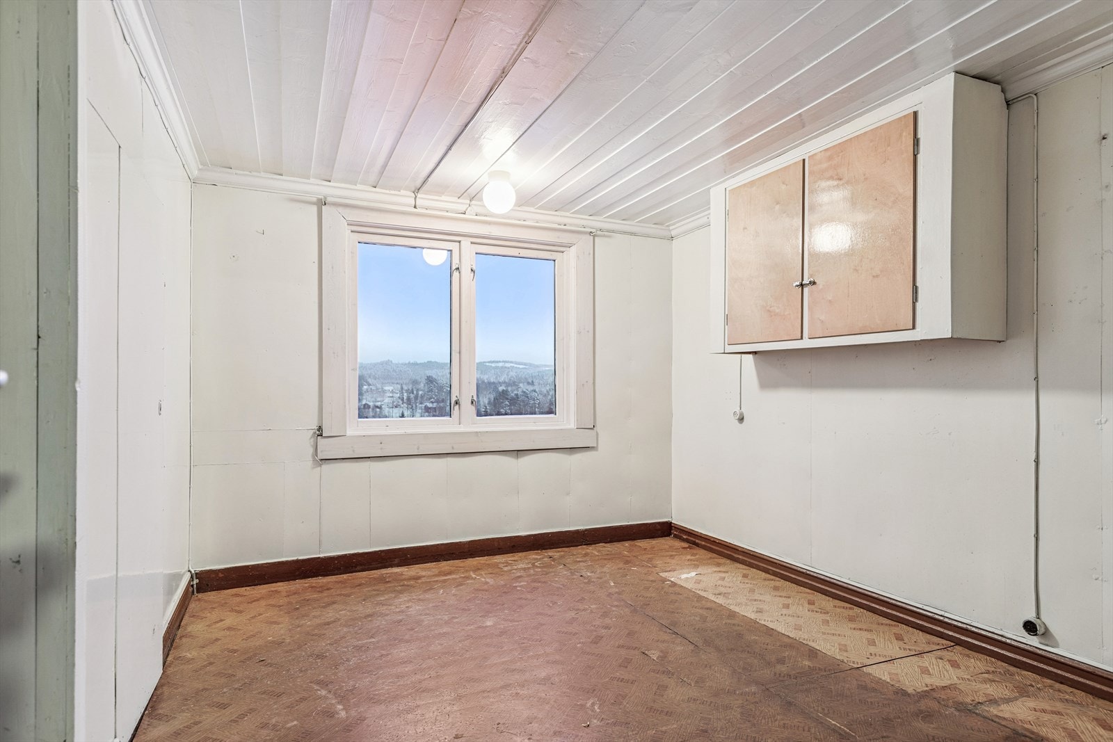 Det ene av tre soverom i andre etasje, med plass til seng og oppbevaring. Galleribilde