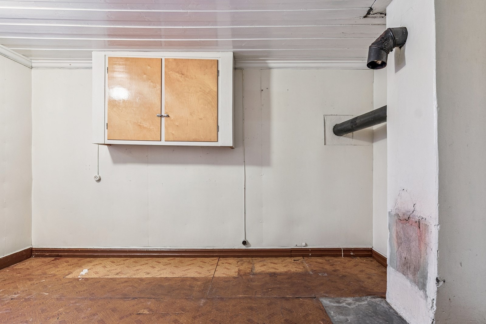 Overflatene i rommet består av plater på vegg og himling. Galleribilde