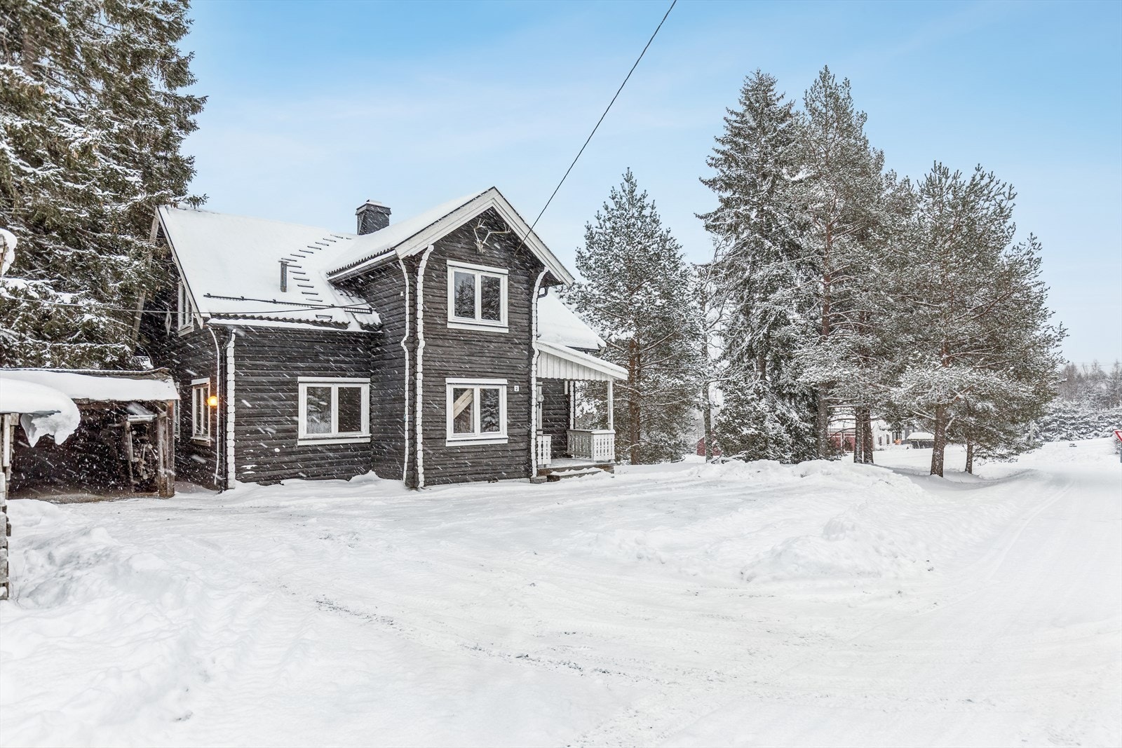 Taket er tekket med takstein og ble skiftet cirka 2020. Galleribilde