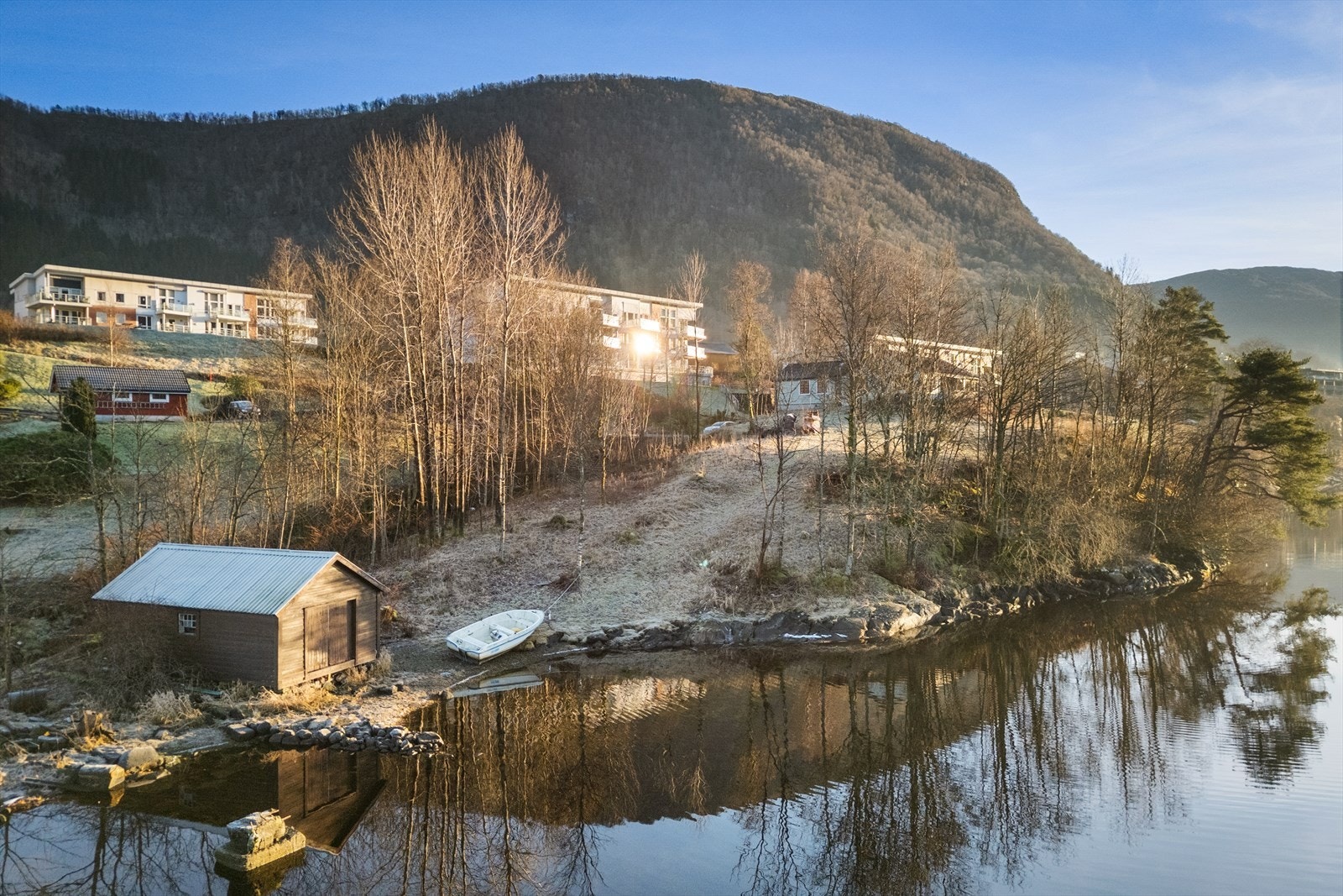 Eget naust - perfekt for bading, båtliv og rekreasjon. Enkel adkomst. Galleribilde