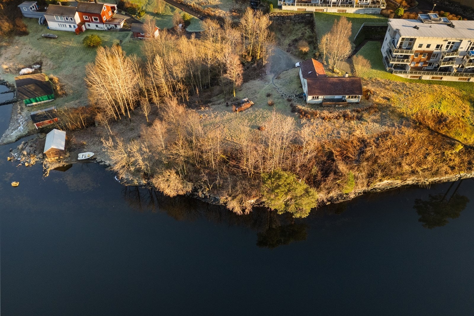Byggene på eiendommen består av enebolig og uthus. Naust på eget bnr. Galleribilde