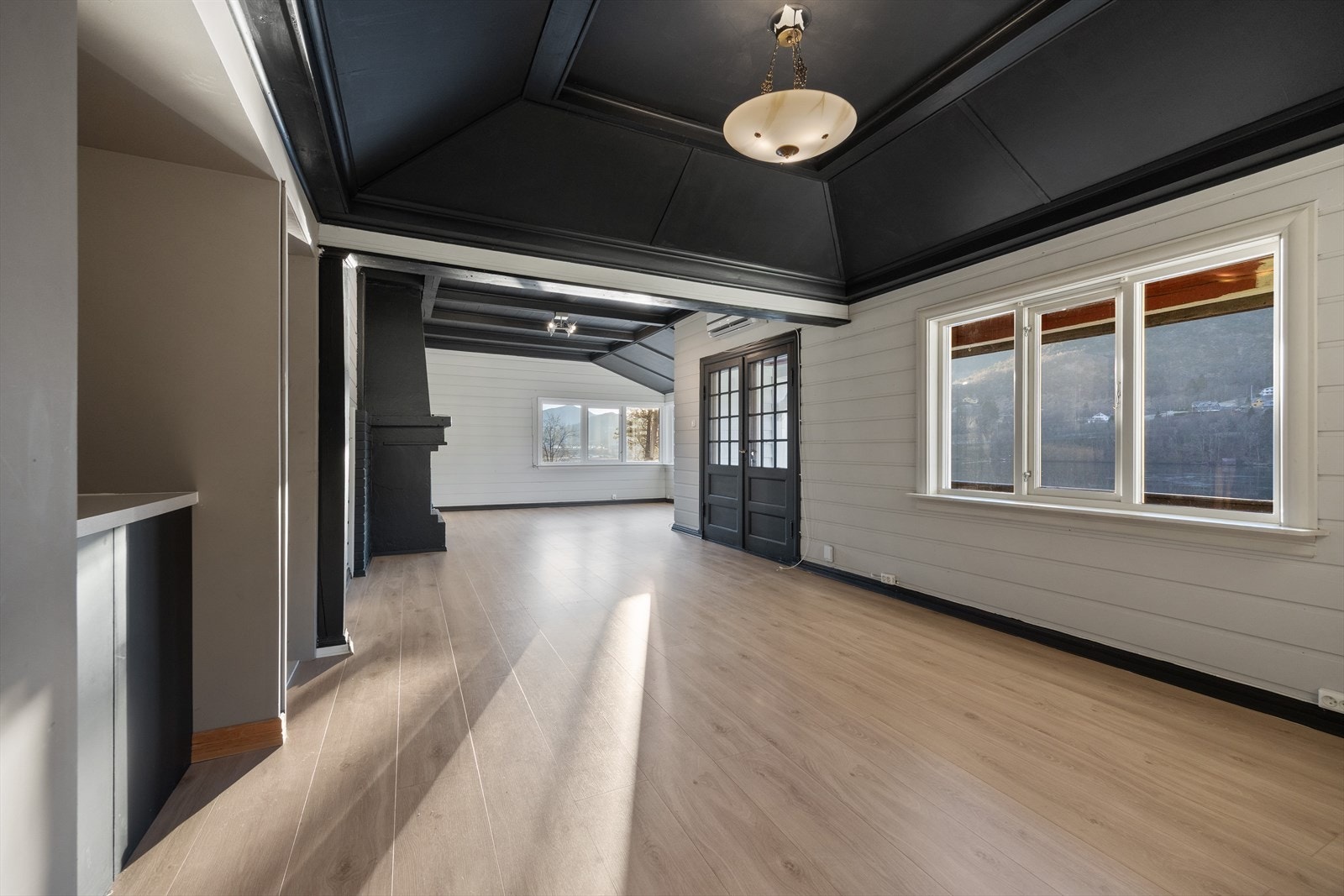 Stuen er på 39 m² og fremstår som boligens naturlige samlingspunkt. Galleribilde