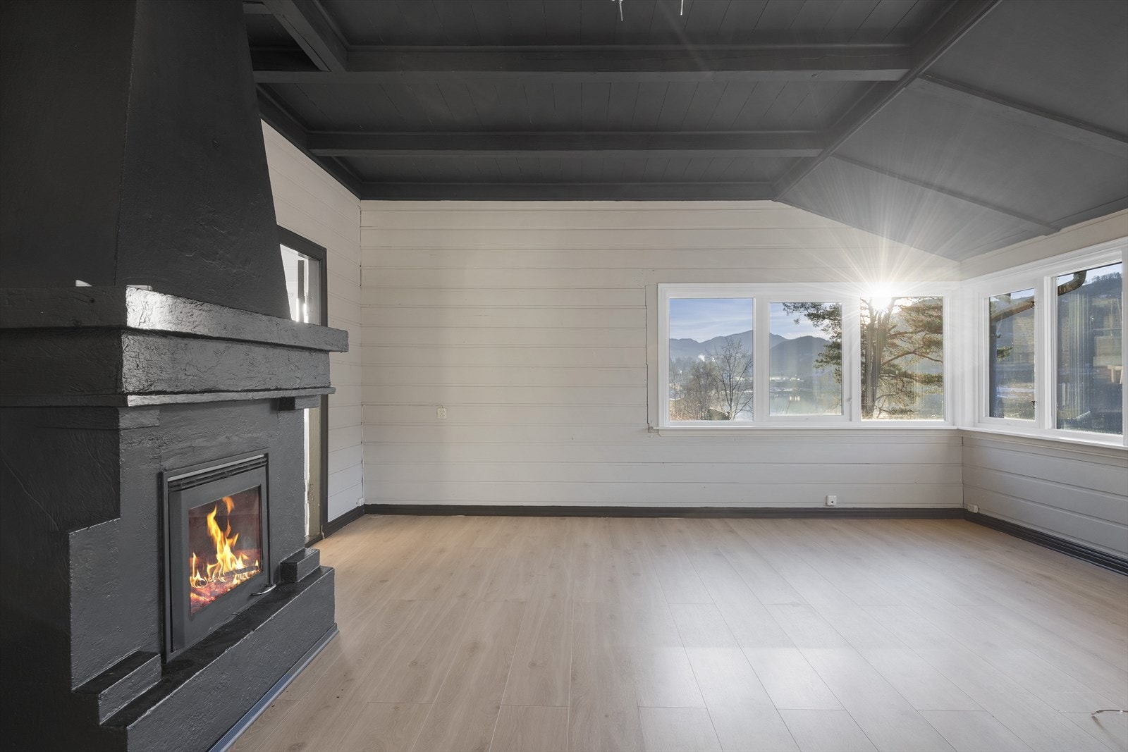 Peisinnsats som bidrar til lun stemning på kjølige dager. Det er satt inn stålrør i pipe. Galleribilde