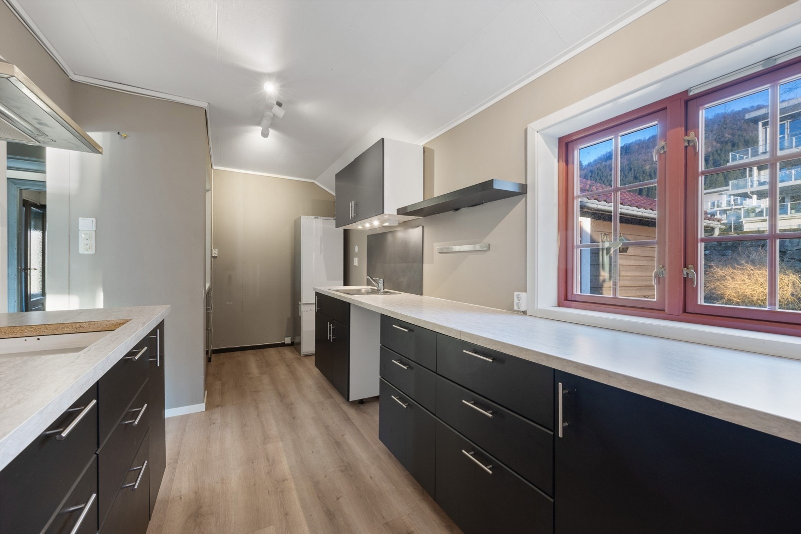 Kjøkkeninnredningen er romslig med god lagringsplass i skuffer og skap, samt god arbeidsplass på kjøkkenbenken. Galleribilde