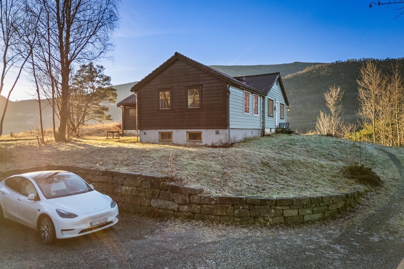 Det er plass til flere biler på boligens eiendom. Galleribilde