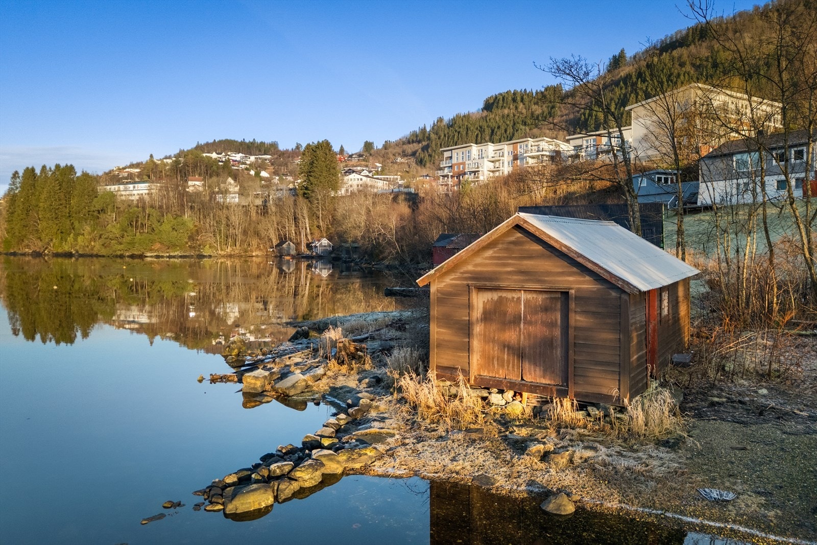 Naustet ligger idyllisk til i vannkanten; perfekt for båtliv og bading. Galleribilde
