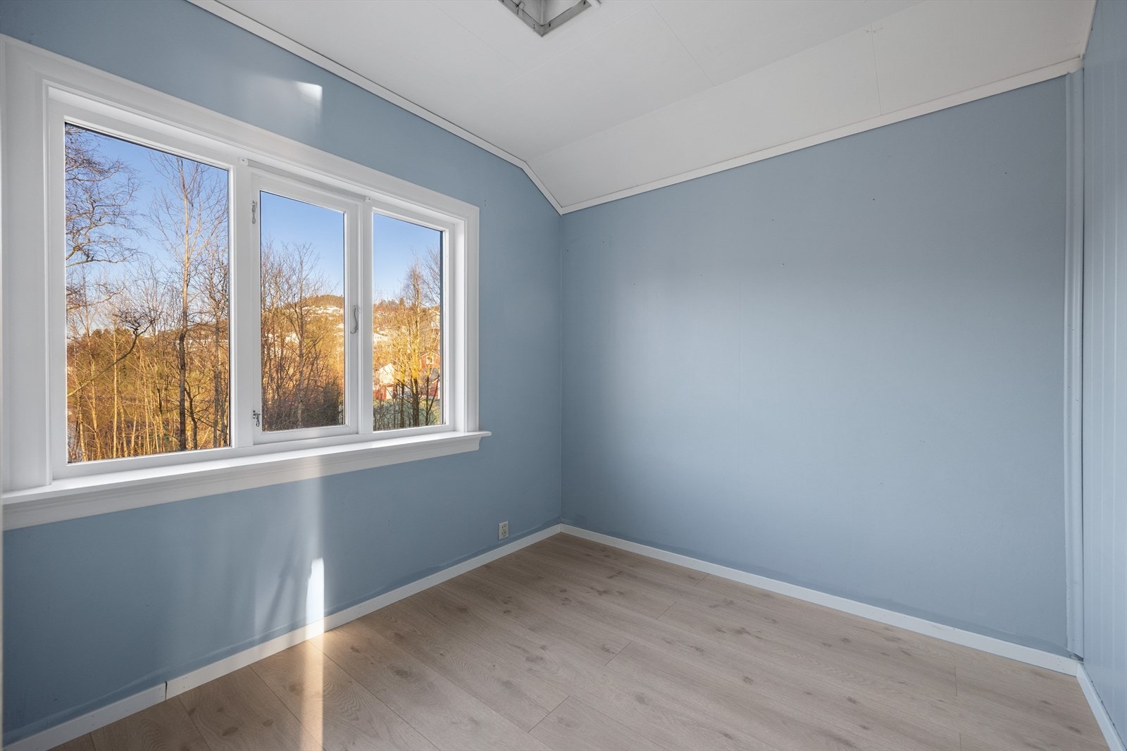 Rommene gir fleksible bruksmuligheter og kan benyttes som barnerom, gjesterom, kontor eller hobbyrom etter behov. Galleribilde