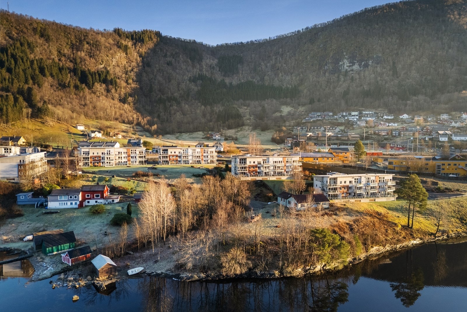 Eiendommen er en sjelden mulighet for deg som ønsker å bo usjenert og tett på sjøen, eller for en som ønsker å utvikle eiendommen videre. Galleribilde