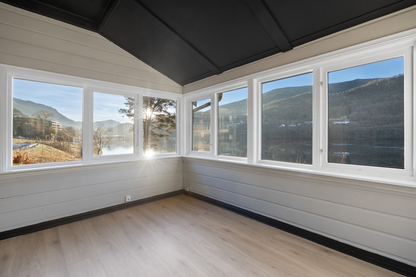 Vindusflatene i rommet bidrar til godt med lysinnslipp, i tillegg til at de rammer inn den unike utsikten over Arnavågen. Galleribilde