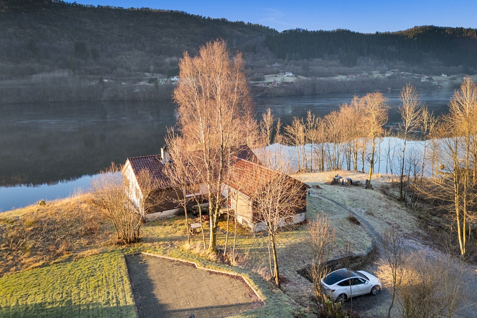 Nydelig beliggenhet ved Arnavågen og gangavstand til "alt" i Indre Arna. Galleribilde