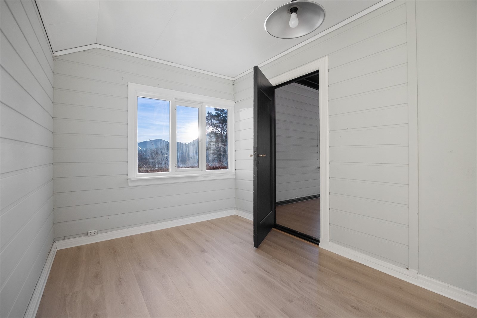 Boligen har totalt 5 soverom på 11,1 m², 5,8 m², 9,2 m², 8,1 m² og 9,6 m². Galleribilde