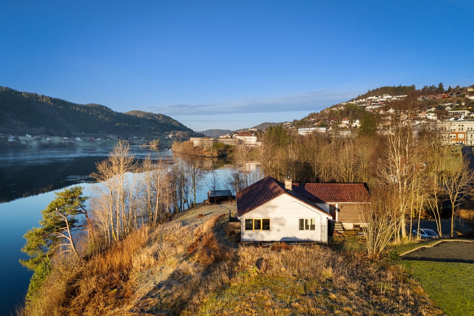 Stor tomt på hele 3 413,4 m². Eiendommen ligger i Byfortettningssonen. Galleribilde