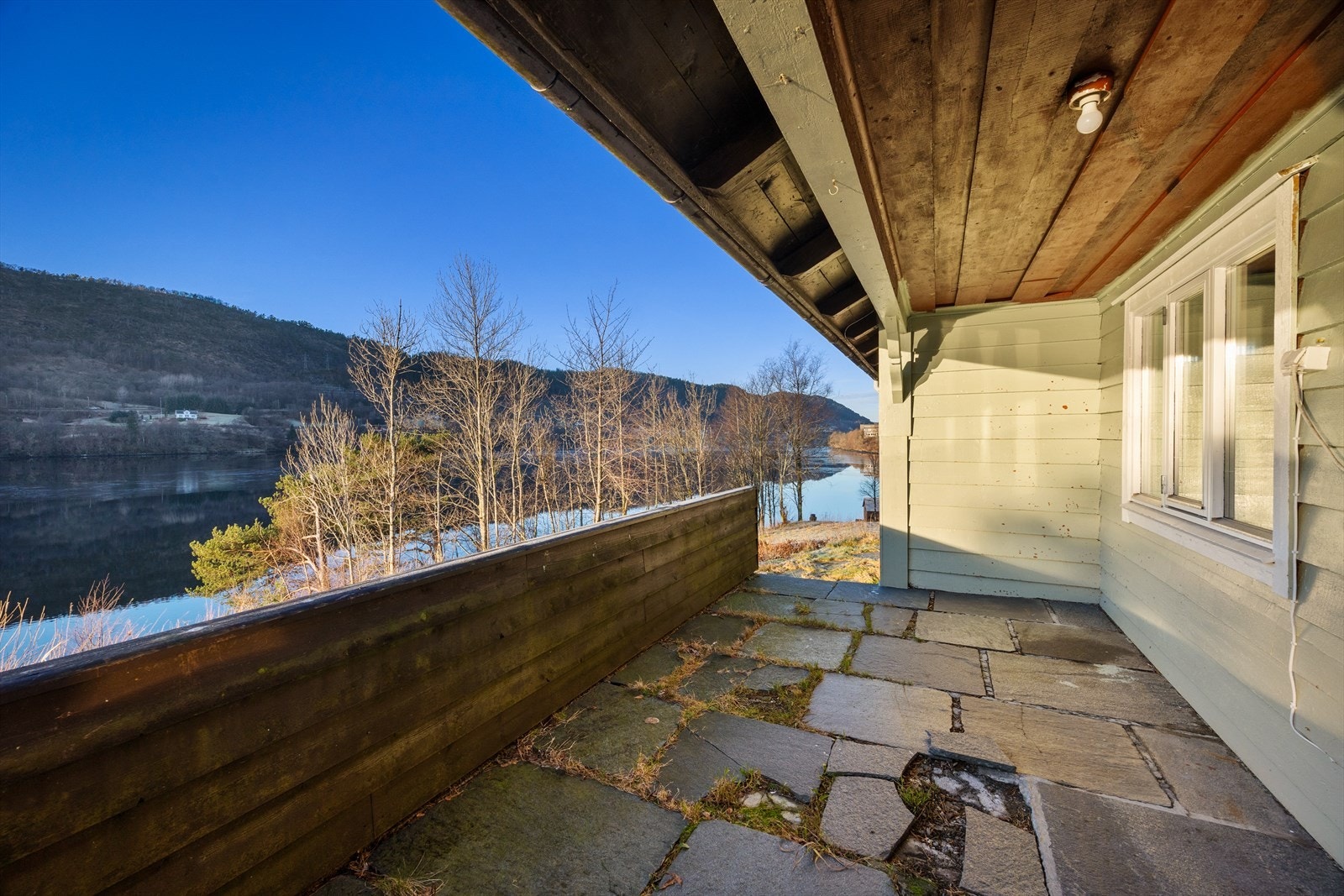 Uteplassen er delvis overbygget og fremstår lun og usjenert. Galleribilde