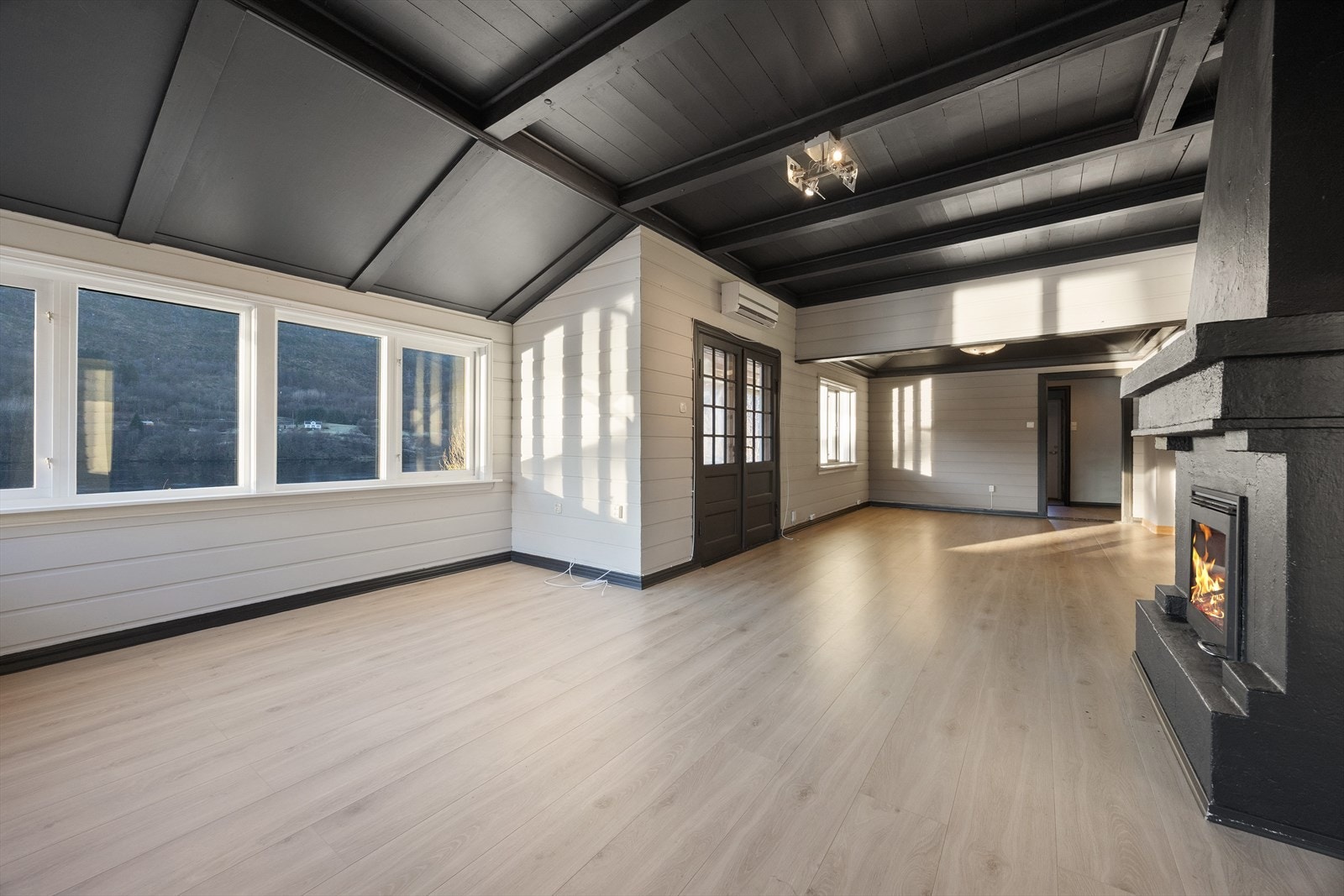 Det generøse arealet i rommet gjør det enkelt å innrede med både sofagruppe og spisebord. Galleribilde